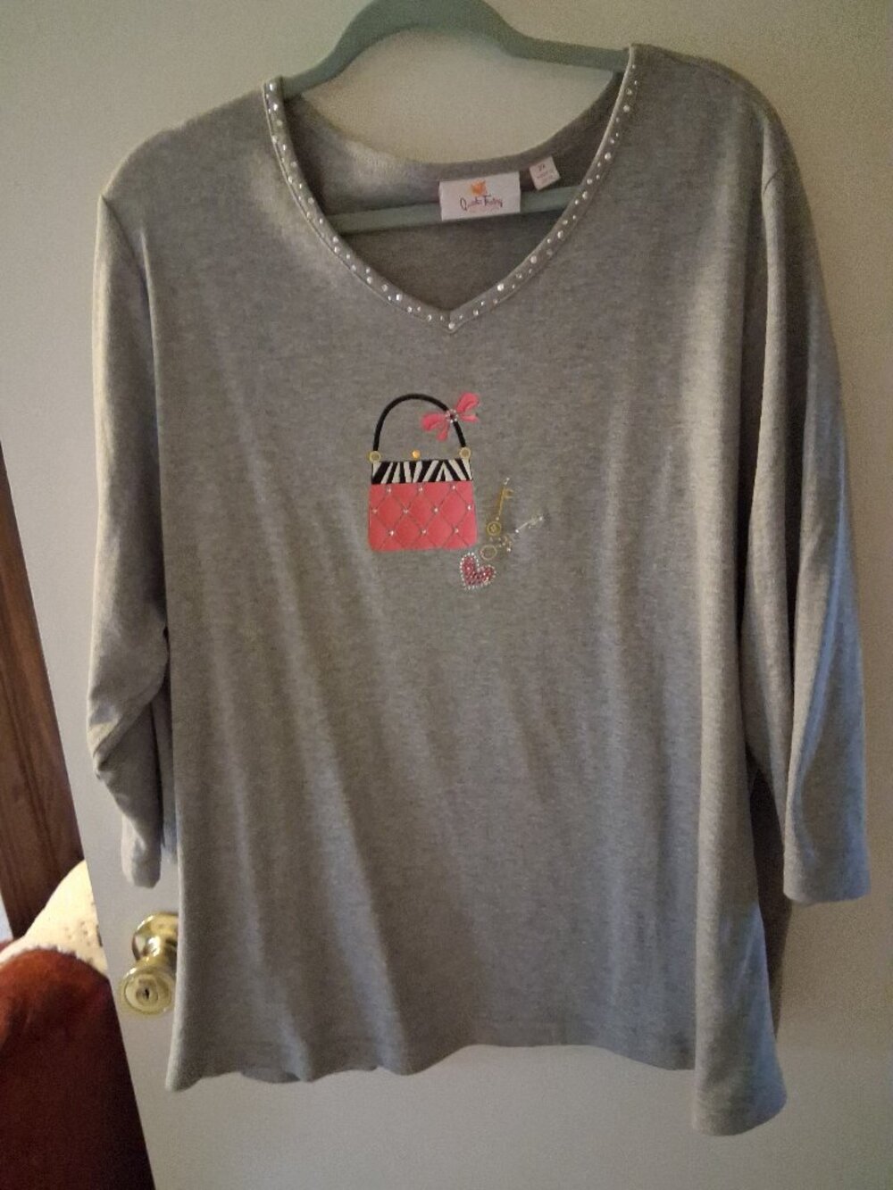 woman's Quaacker Factory grey top with pink purse 2X